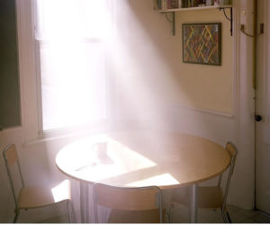 combatir-el-frio-en-casa-luz-solar-entrando-por-la-ventana