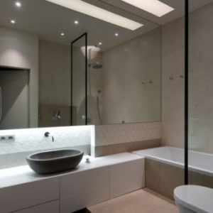 banos-estilo-minimalista-moderno-espejo-grande-losas-blancas